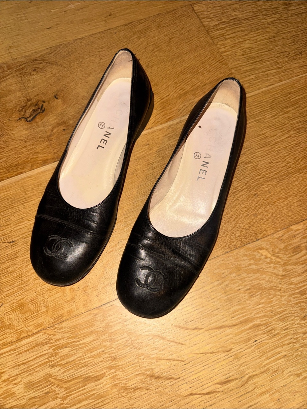 CHANEL Black Leather CC Logo Round-Toe Ballet Flats